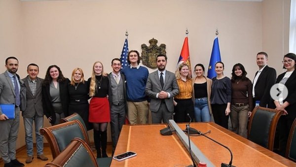 СТУДЕНТИ ИЗ САД КОД МИНИСТРА МОМИРОВИЋА: Питали га о Јокићу