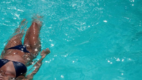 ЖЕНЕ ИЗ БЕРЛИНА ПОСТИГЛЕ ВЕЛИКУ ПОБЕДУ: Због родне равноправности омогућен боравак на базенима у топлесу