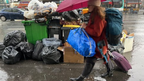 PARIZ KAO DEPONIJA: Gradska čistoća ne odnosi smeće, đubre se gomila