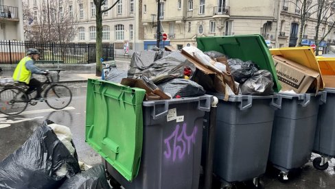 ČOVEK SA SMETLIŠTA POKUPIO STARE SLIKE I ŠOKIRAO SE KAD JE SHVATIO KOLIKO VREDE: Evo šta će sa njima uraditi