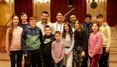 UČENICI TRUBE SA PAČOM FLORESOM: Mladi Paraćinci prisustvovali generalnoj probi pred koncert čuvenog trubača
