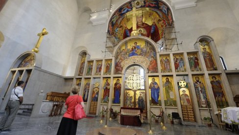 VAŽNO PRAVILO: Zašto pravoslavci STOJE u crkvama, dok ljudi drugih vera sede ili kleče