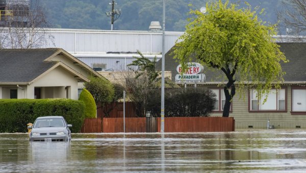 ХАОС У КАЛИФОРНИЈИ: Због поплава и изливања реке евакуисано више од 1.500 људи
