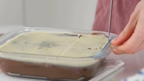NEPOGREŠIV SPOJ KREMASTOG I HRSKAVOG: Kolač sa keksom i čokoladom uspeva i početnicima u kuhinji (VIDEO)
