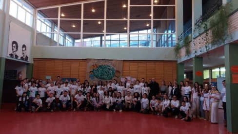 LAVA U ČAŠI BUDI ŽELJU ZA NAUKOM: Festival znanja u osnovnoj školi u Srbobranu pomaže đacima da se profesionalno orijentišu