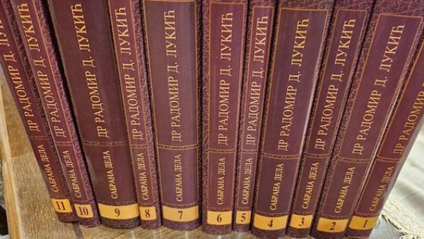 ЂУКАНОВИЋ УПОТПУНИО КУЋНУ БИБЛИОТЕКУ: Супруга му купила комплет књига за рођендан