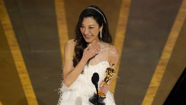 ЗА НАЈБОЉУ ЖЕНСКУ УЛОГУ: Мишел је прва азијска глумица са Оскаром у рукама (ФОТО)