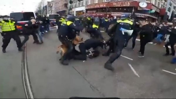 ПОГЛЕДАЈТЕ КАКО СЕ ДЕМОКРАТСКА ЕВРОПА ОДНОСИ ПРЕМА ЉУДИМА: Узнемирујући снимак шири се друштвеним мрежама (ВИДЕО)