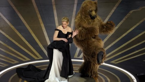 МАГАРАЦ НИЈЕ ЈЕДИНИ: И медвед прошетао бином на додели Оскара (ВИДЕО)