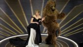 МАГАРАЦ НИЈЕ ЈЕДИНИ: И медвед прошетао бином на додели Оскара (ВИДЕО)