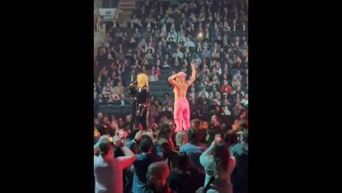 SAČUVAJTE ZELENI POJAS: Žena u toplesu prekinula kanadsku pevačicu Avril Lavinj na dodeli muzičkih nagrada