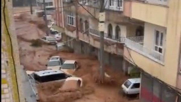 НАЈМАЊЕ ПЕТОРО ЉУДИ ИЗГУБИЛО ЖИВОТ У ПОПЛАВАМА: Обилна киша створила додатни проблем за хиљаде људи који су остали без домова у Турској