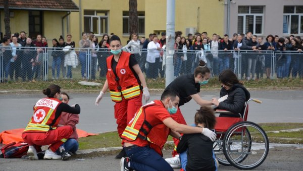 У ОВОМ ГРАДУ У ПЕТАК ВЕЖБАЈУ ЕВАКУАЦИЈУ У СЛУЧАЈУ ЗЕМЉОТРЕСА: Симулација елементарне непогоде у две школе (ФОТО)