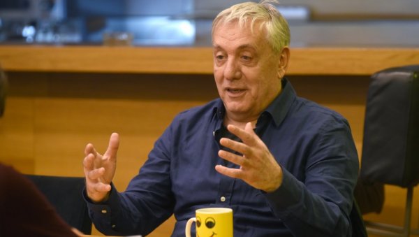 ПОПОВИЋ, НАШ НАЈНЕПОЖЕЉНИЈИ ДРАМСКИ ПИСАЦ: Егон Савин, редитељ, уочи премијерног извођење Развојног пута Боре Шнајдера у ЈДП