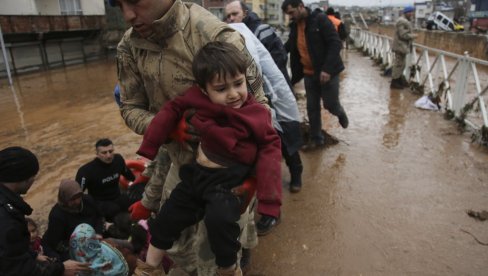 NOVA KATASTROFA U TURSKOJ: Poplave u provincijama pogođenim zemljotresom, poginulo 14 ljudi (FOTO)
