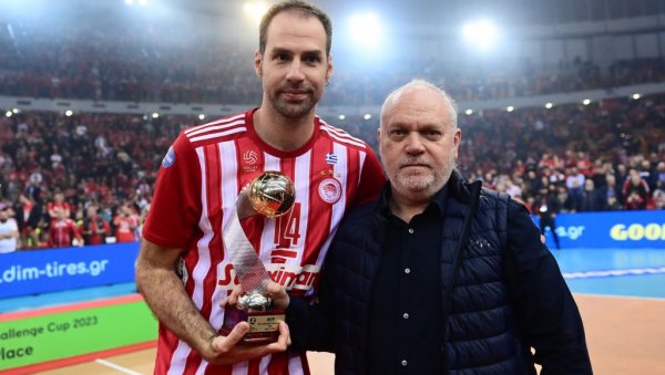 ТРАВИЦА ПРИГРЛИО ПЕХАР: Капитен одбојкаша Олимпијакоса проглашен и за МВП финала