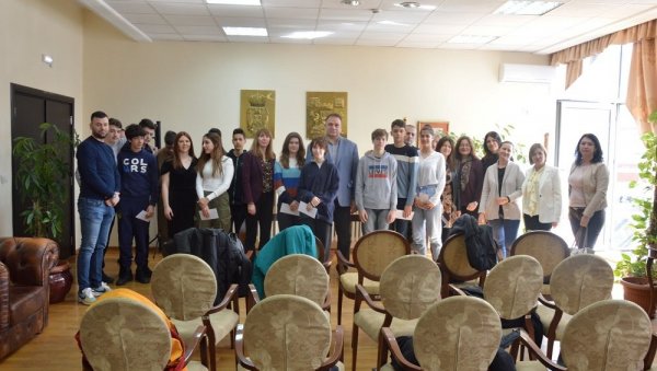 НАГРАЂЕНИ НАЈБОЉИ ЂАЦИ ЧУКАРИЦЕ: Ученици и наставници добили од општине вредне ваучере