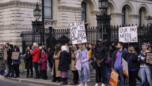 NASTAVNICI U ENGLESKOJ NAJAVLJUJU NOVI ŠTRAJK: Sindikat prosvetnih radnika odbio ponudu britanske vlade za povećanje plata