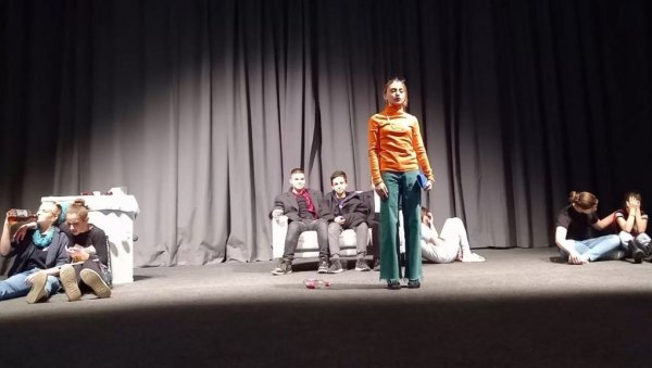 МЛАДИ ГЛУМЦИ ОДУШЕВИЛИ ПУБЛИКУ: Представа Нови свет на какав нисмо навикли изведена у Сонти