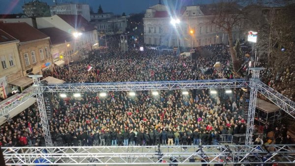 СРЕМСКА МИТРОВИЦА ЧЕКА ВУЧИЋА: Више од 10 хиљада људи се окупило да поздрави председника (ФОТО/ВИДЕО)