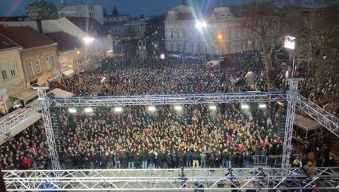 SREMSKA MITROVICA ČEKA VUČIĆA: Više od 10 hiljada ljudi se okupilo da pozdravi predsednika (FOTO/VIDEO)