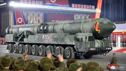 ДОК АМЕРИЧКИ БОМБАРДЕРИ ЛЕТЕ НАД КОРЕЈОМ: Северна Кореја испалила најмање две балистичке ракете у море