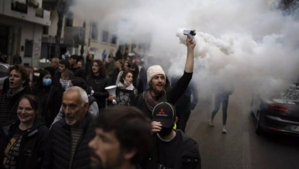 ПРОТЕСТИ У ФРАНЦУСКОЈ: Сузавац у Бордоу, полиција забранила окупљање (ВИДЕО)