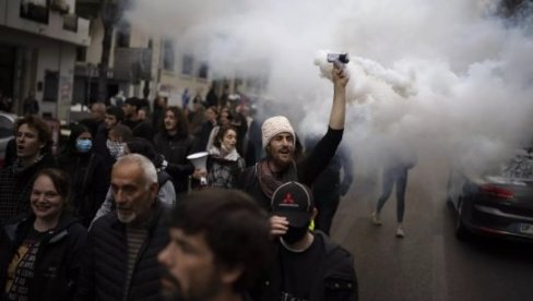 ŠTRAJKAČI BRANE RAFINERIJU: Novi sukobi u Francuskoj