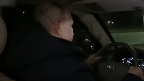PUTIN IZNENADA POSETIO DONBAS: Kasno sinoć stigao u Mariupolj - provozao se kroz grad i razgovarao sa ljudima (VIDEO)