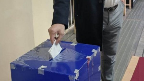 И НИКШИЋАНИ НА ИЗБОРЕ: Отворена сва бирачка места, нису забележени никакви проблеми