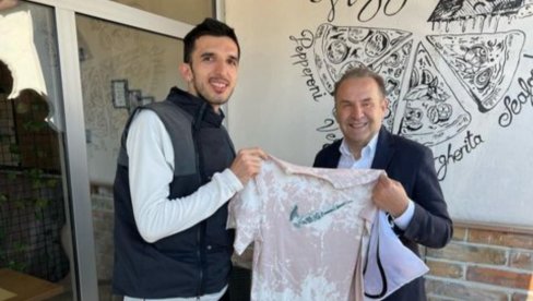 POKLON OD ŠAMPIONA:Atletičar Elzan Bibić dao LJajiću srećnu majicu