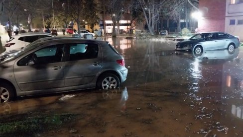 HAOS U NIŠU: Poplavljeni podrumi zgrada i automobili, ljudi se u vodi do kolena probijaju do svojih ulaza (FOTO)