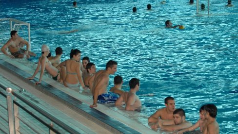 БАЗЕНИ ПРЕПУНИ ТОКОМ ЗИМЕ Велики број Београђана ове зиме ишао на рекреативно пливање, углавном рано ујутро