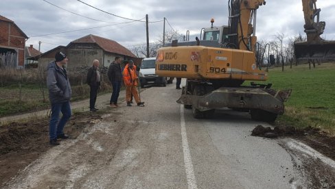 RADOVI POČELI TOKOM VIKENDA: U Rekovcu asfaltiraju i uređuju zonu oko škole (FOTO)