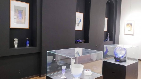 ГАЛЕРИЈСКО, УПОТРЕБНО И УНИКАТНО СТАКЛО: Изложба Србобрана Килибарде до почетка априла у параћинском музеју (ФОТО)