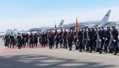 VELIČANSTVEN DOČEK ZA SI ĐINPINGA: Počasni stroj i crveni tepih za predsednika Kine (VIDEO)