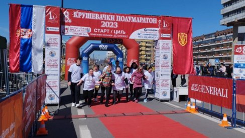 УСПЕЛИ СУ ДА ИСТРЧЕ ПЕТ КИЛОМЕТАРА: Победницима Крушевачког маратона аплаудирали и професионалци (ФОТО)