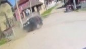 SNIMAK STRAVIČNE NESREĆE U GROCKOJ: Auto se zabio u banderu - muškarac poginuo, devojka zadobila teške povrede (VIDEO)