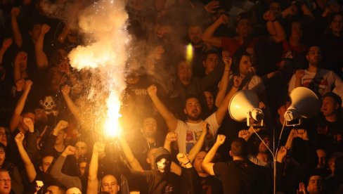 GROBARIMA NIJE BITNO MESTO NI VREME: Spektakularan doček košarkaša nakon pobede nad Monakom