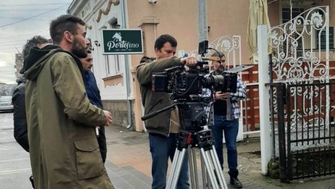 КО ЈЕ КРАЉ ПАРКИНГА? У Крушевцу снимају дугометражну комедију, пали први кадрови за „трејлер“ (ФОТО)