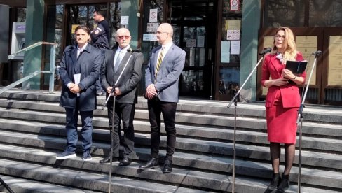 VAŽNA JE BEZBEDNOST SVIH UČESNIKA U PRAVOSUĐU: Protest advokata ispred zgrade suda u Novom Sadu