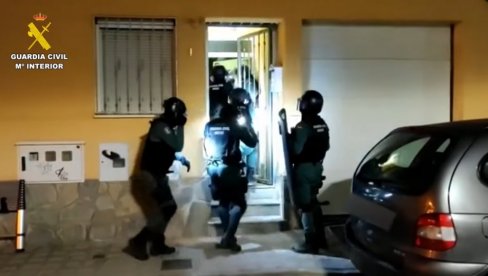 POGLEDAJTE AKCIJU ŠPANSKE POLICIJE U KOJOJ JE UHAPŠEN SRBIN: Specijalci pretresli pet kuća - zaplenjena velika količina droge (VIDEO)