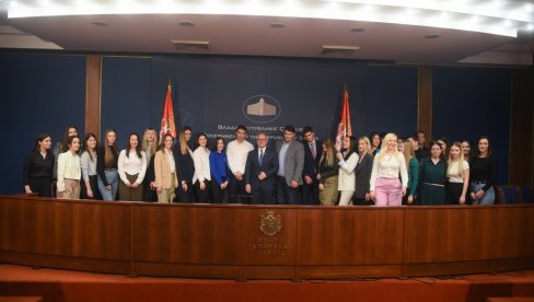 POTPISALI UGOVORE: Ministar Vesić sa studentima Univerziteta u Beogradu koji će imati plaćenu praksu u mnistarstvu