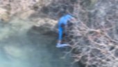 ДРАМАТИЧАН СНИМАК СПАСАВАЊА БЕБЕ ИЗ МОРАЧЕ: Малишан плутао у хладној реци (ВИДЕО)