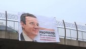 KURTI KAO PINOKIO: Ne prestaju prozivke zbog ZSO na račun premijera lažne države - transparenti širom Prištine