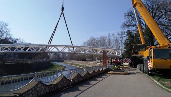 АТРАКЦИЈА У ЦЕНТРУ ПАРАЋИНА:  Џиновски кран спустио други пешачки мост