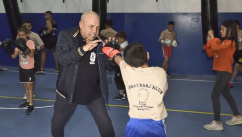 SKLONIMO DECU SA ULICE: Hasan Dudić otvorio bokserski klub (VIDEO)