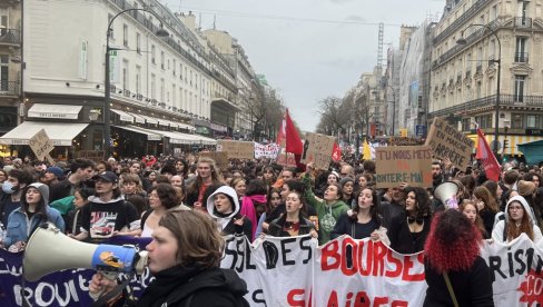 ЖИВОТ ДЕМОНСТРАНТА ВИСИ О КОНЦУ: Тежак биланс сукоба у Француској
