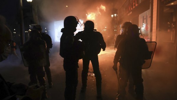 ЗАПАЉЕНА СКУПШТИНА У БОРДОУ: Велики протести широм Француске (ФОТО)