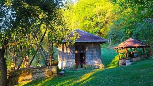 ОВО ЈЕ ЈЕДНА ОД НАЈНЕОБИЧНИЈИХ ЦРКВИ У СРБИЈИ: Верници се моле у храсту - село носи старословенско име